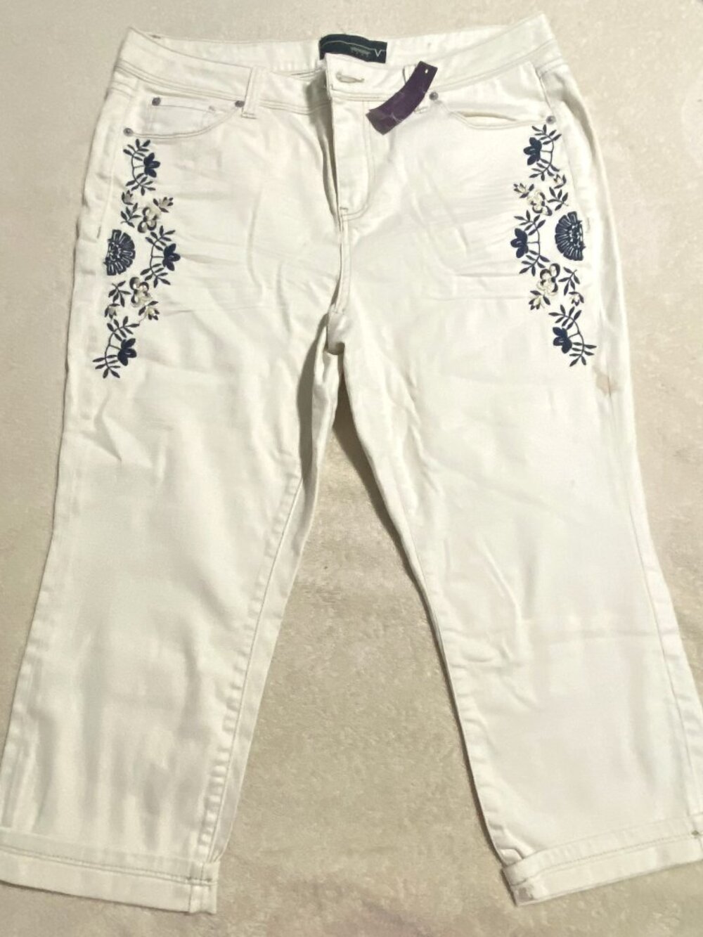 LANE BRYANT Venezia White Floral Embroidered Capri Jeans Size 16 NWT